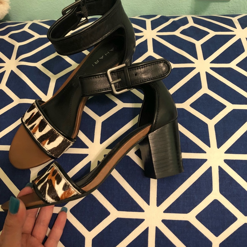 Tahats unique heels w animal print size 6